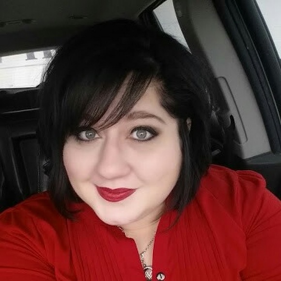 Meet your Posher, Nicole - Picture 1 of 1